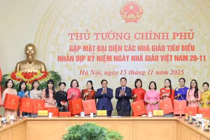 Cô giáo Trần Thị Thoan (thứ 7 từ phải sang) được Thủ tướng Chính phủ Phạm Minh Chính gặp mặt, biểu dương nhân dịp kỷ niệm Ngày Nhà giáo Việt Nam 20/11 năm nay.