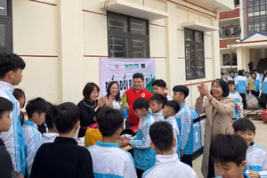 Học sinh hào hứng tham gia "Đổi rác nhận quà".