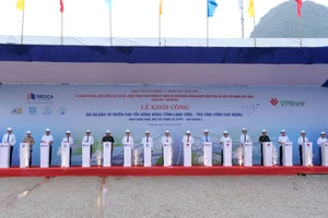Các đại biểu thực hiện nghi thức khởi công Dự án cao tốc Đồng Đăng (Lạng Sơn) - Trà Lĩnh (Cao Bằng) giai đoạn 2.
