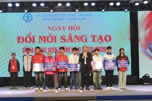 Ban Tổ chức trao giải cho cá nhân, đội thi đạt kết quả cao tại Ngày hội.