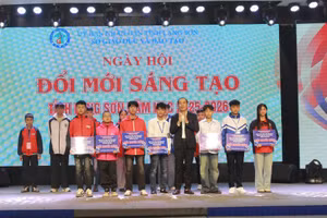 Ban Tổ chức trao giải cho cá nhân, đội thi đạt kết quả cao tại Ngày hội.