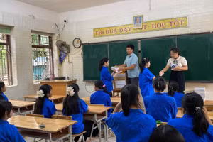 Trường Phổ thông dân tộc nội trú THCS - THPT Hữu Lũng (xã Hữu Lũng, tỉnh Lạng Sơn) phát sách vở, đồ dùng học tập cho học sinh ngày trở lại trường.