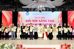 Lãnh đạo Sở GD&ĐT Lạng Sơn chúc mừng các đơn vị tham gia Ngày hội đổi mới sáng tạo.