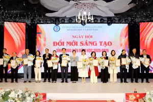 Lãnh đạo Sở GD&ĐT Lạng Sơn chúc mừng các đơn vị tham gia Ngày hội đổi mới sáng tạo.