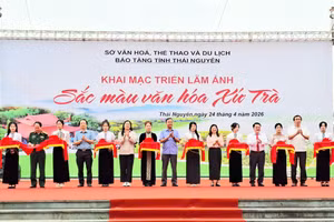 Đại biểu cắt băng khai mạc Triển lãm.