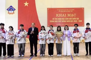 Phó Chủ tịch UBND tỉnh Cao Bằng Hoàng Văn Thạch và lãnh đạo Sở GD&ĐT tỉnh Cao Bằng, Tuyên Quang chúc mừng các đội tuyển học sinh giỏi quốc gia. Ảnh: BCB