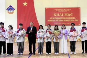 Phó Chủ tịch UBND tỉnh Cao Bằng Hoàng Văn Thạch và lãnh đạo Sở GD&ĐT tỉnh Cao Bằng, Tuyên Quang chúc mừng các đội tuyển học sinh giỏi quốc gia. Ảnh: BCB