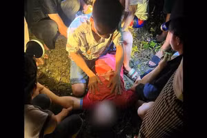 Trung úy Nông Văn Khôn sơ cứu cho anh Hoàng Hải Chính. Ảnh: Công an Cao Bằng