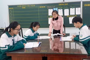 Cô giáo trẻ Lê Thị Hồng Trang (Trường PT Dân tộc nội trú tỉnh Thái Nguyên) cùng các học trò.