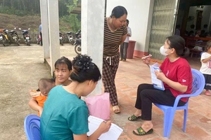 Giáo viên Trường Mầm non Cúc Đường, xã La Hiên, tỉnh Thái Nguyên, đến tận nhà người dân để điều tra, rà soát phổ cập giáo dục mầm non.