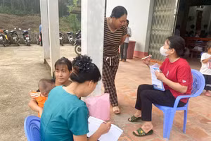 Giáo viên Trường Mầm non Cúc Đường, xã La Hiên, tỉnh Thái Nguyên, đến tận nhà người dân để điều tra, rà soát phổ cập giáo dục mầm non.