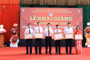 Tập thể, cá nhân xuất sắc tiêu biểu của Nhà trường nhận những danh hiệu, phần thưởng cao quý tại Lễ Khai giảng năm học 2025-2026.