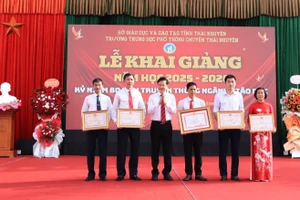 Tập thể, cá nhân xuất sắc tiêu biểu của Nhà trường nhận những danh hiệu, phần thưởng cao quý tại Lễ Khai giảng năm học 2025-2026.