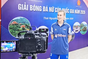 Cầu thủ Rebecca Lake của CLB Thái Nguyên T&T trả lời phỏng vấn tại cuộc họp báo. 