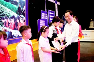 Các em học sinh có hoàn cảnh khó khăn được trao tặng học bổng.