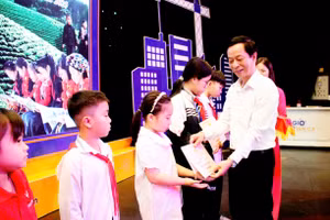 Các em học sinh có hoàn cảnh khó khăn được trao tặng học bổng. 