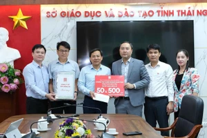 Đoàn công tác của Bộ GD&ĐT cùng các đơn vị, doanh nghiệp trao tặng hỗ trợ ngành giáo dục Thái Nguyên khắc phục hậu quả bão lũ. 