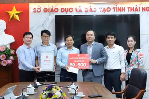 Đoàn công tác của Bộ GD&ĐT cùng các đơn vị, doanh nghiệp trao tặng hỗ trợ ngành giáo dục Thái Nguyên khắc phục hậu quả bão lũ. 