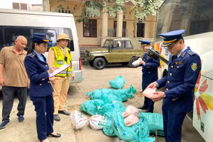Lực lượng chức năng tỉnh Lạng Sơn kiểm tra, tạm giữ lô hàng hóa thực phẩm vi phạm. 