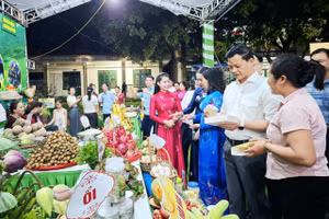 Chủ tịch UBND tỉnh Thái Nguyên Vương Quốc Tuấn thăm các gian hàng nông sản địa phương.