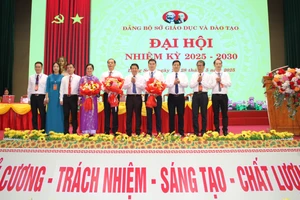 Lãnh đạo Đảng ủy UBND tỉnh Lạng Sơn tặng hoa chúc mừng Ban Chấp hành Đảng bộ Sở GD&ĐT nhiệm kỳ 2025 - 2030. 
