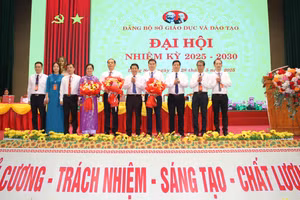 Lãnh đạo Đảng ủy UBND tỉnh Lạng Sơn tặng hoa chúc mừng Ban Chấp hành Đảng bộ Sở GD&ĐT nhiệm kỳ 2025 - 2030. 