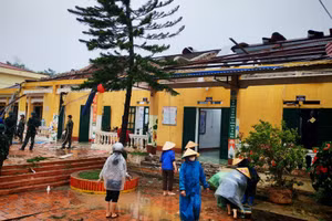 Lực lượng chức năng phối hợp dọn dẹp, sửa chữa, khắc phục hậu quả tại Trường Tiểu học Phú Lạc (Thái Nguyên).