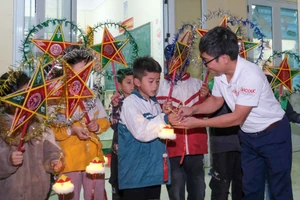 Phóng viên Báo Giáo dục và Thời đại trao quà tặng học sinh Điểm trường Chè Lỳ A.