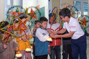 Phóng viên Báo Giáo dục và Thời đại trao quà tặng học sinh Điểm trường Chè Lỳ A.