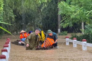 Lực lượng chức năng xã Hòa An (Cao Bằng) hỗ trợ di chuyển người dân đến nơi an toàn.
