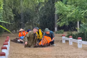 Lực lượng chức năng xã Hòa An (Cao Bằng) hỗ trợ di chuyển người dân đến nơi an toàn.