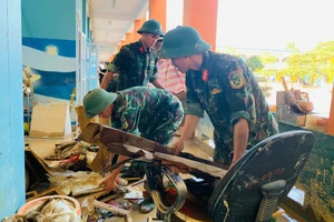 Cán bộ chiến sĩ Lữ đoàn phòng không 210 Quân khu 1 hỗ trợ Trường TH & THCS 915 Gia Sàng (tỉnh Thái Nguyên) khắc phục hậu quả bão lũ.