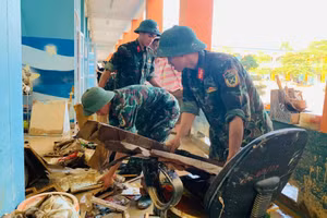 Cán bộ chiến sĩ Lữ đoàn phòng không 210 Quân khu 1 hỗ trợ Trường TH & THCS 915 Gia Sàng (tỉnh Thái Nguyên) khắc phục hậu quả bão lũ.