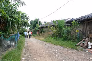 Thầy, cô giáo ở Cao Bằng đi bộ đến nhà để vận động gia đình học sinh.