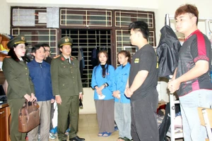 Sinh viên ĐH Thái Nguyên được cán bộ Phòng PA03 Công an tỉnh Thái Nguyên kiểm tra, hướng dẫn, tuyên truyền về đảm bảo an ninh trật tự.