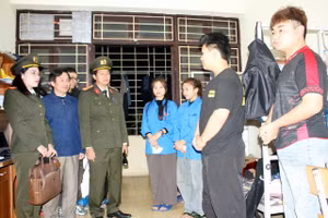 Sinh viên ĐH Thái Nguyên được cán bộ Phòng PA03 Công an tỉnh Thái Nguyên kiểm tra, hướng dẫn, tuyên truyền về đảm bảo an ninh trật tự.