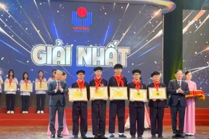 Nhóm học sinh tỉnh Cao Bằng nhận giải nhất tại Cuộc thi Sáng tạo Thanh thiếu niên, nhi đồng toàn quốc lần thứ 21 năm 2025.