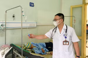 Bác sĩ Trung tâm Y tế Pác Nặm theo dõi chặt chẽ và điều trị tích cực cho bệnh nhân bị ngộ độc do ăn hoa chuông. (Ảnh: Văn Lạ)
