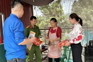 Công an, cán bộ địa phương ở Cao Bằng tuyên truyền công nghệ số đến người dân. Ảnh: BCB