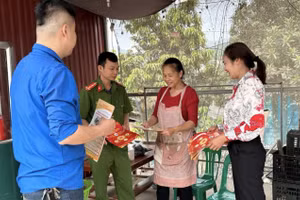 Công an, cán bộ địa phương ở Cao Bằng tuyên truyền công nghệ số đến người dân. Ảnh: BCB