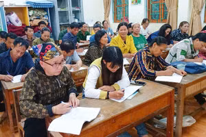 Các lớp xóa mù chữ ở Cao Bằng giúp học viên biết chữ, tự tin hơn trong cuộc sống.