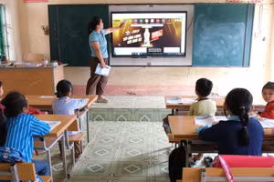 Cô giáo tại Điểm trường Bó Vài, xã Cô Ba (Cao Bằng) kiểm tra ti vi để chuẩn bị cho chương trình trực tuyến tại Lễ khai giảng năm học 2025-2026.