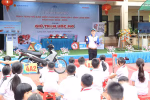 Học sinh được hướng dẫn tham gia giao thông an toàn