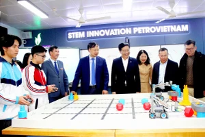 Lãnh đạo Tập đoàn Công nghiệp - Năng lượng Quốc gia Việt Nam, Sở GD&ĐT Thái Nguyên trao tặng phòng thực hành giáo dục STEM cho Trường THPT Chuyên Thái Nguyên.