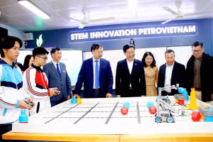 Lãnh đạo Tập đoàn Công nghiệp - Năng lượng Quốc gia Việt Nam, Sở GD&ĐT Thái Nguyên trao tặng phòng thực hành giáo dục STEM cho Trường THPT Chuyên Thái Nguyên.