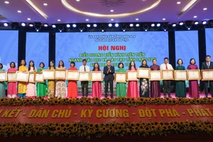 Chủ tịch UBND tỉnh Lạng Sơn Hồ Tiến Thiệu trao tặng Bằng khen của Thủ tướng Chính phủ cho các cá nhân có nhiều thành tích xuất sắc.