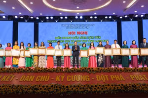 Chủ tịch UBND tỉnh Lạng Sơn Hồ Tiến Thiệu trao tặng Bằng khen của Thủ tướng Chính phủ cho các cá nhân có nhiều thành tích xuất sắc.