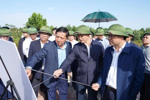 Lãnh đạo tỉnh Thái Nguyên kiểm tra tình hình phát triển khu, cụm công nghiệp trên địa bàn tỉnh.