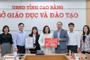 Đoàn công tác của Bộ GD&ĐT cùng các đơn vị, doanh nghiệp trao tặng hỗ trợ ngành giáo dục Cao Bằng khắc phục hậu quả bão lũ.
