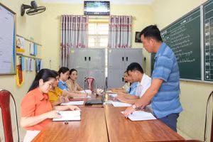 Đại diện UBND xã Đức Long (Cao Bằng) làm việc với Trường Tiểu học Đức Long về kế hoạch giáo dục của Nhà trường.